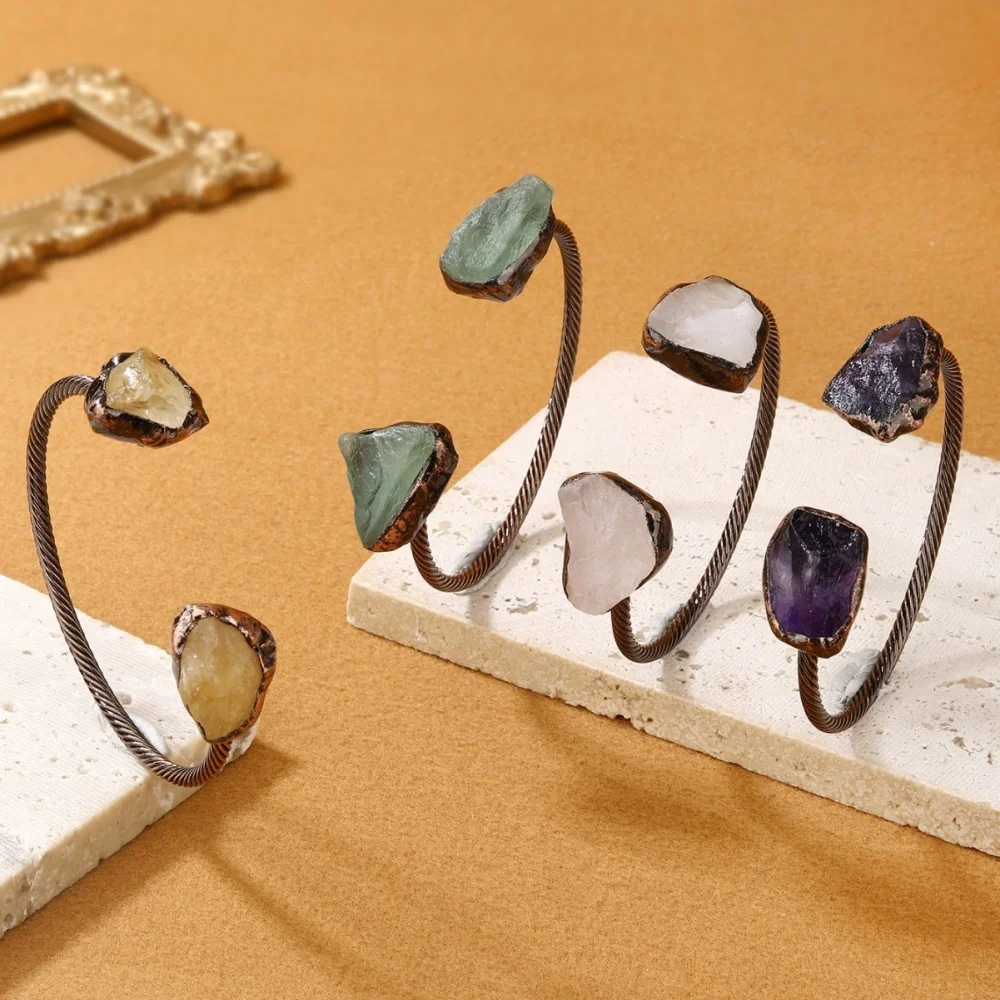 Bracciale aperto fatto a mano in cristallo grezzo naturale Bracciale rigido vintage regolabile in pietra curativa bohémien con un unico irregolare per le donne