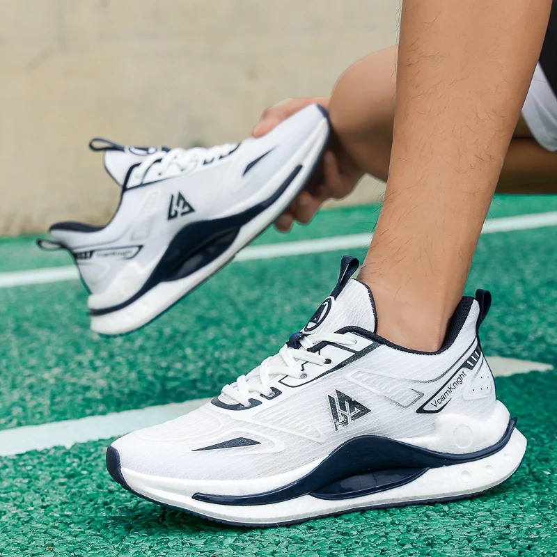 Frühling Sommer Neue Sportschuhe Herren Mesh Atmungsaktiv Bequeme Outdoor-Laufschuhe Modische Große Rutschfeste Schuhe 39-46