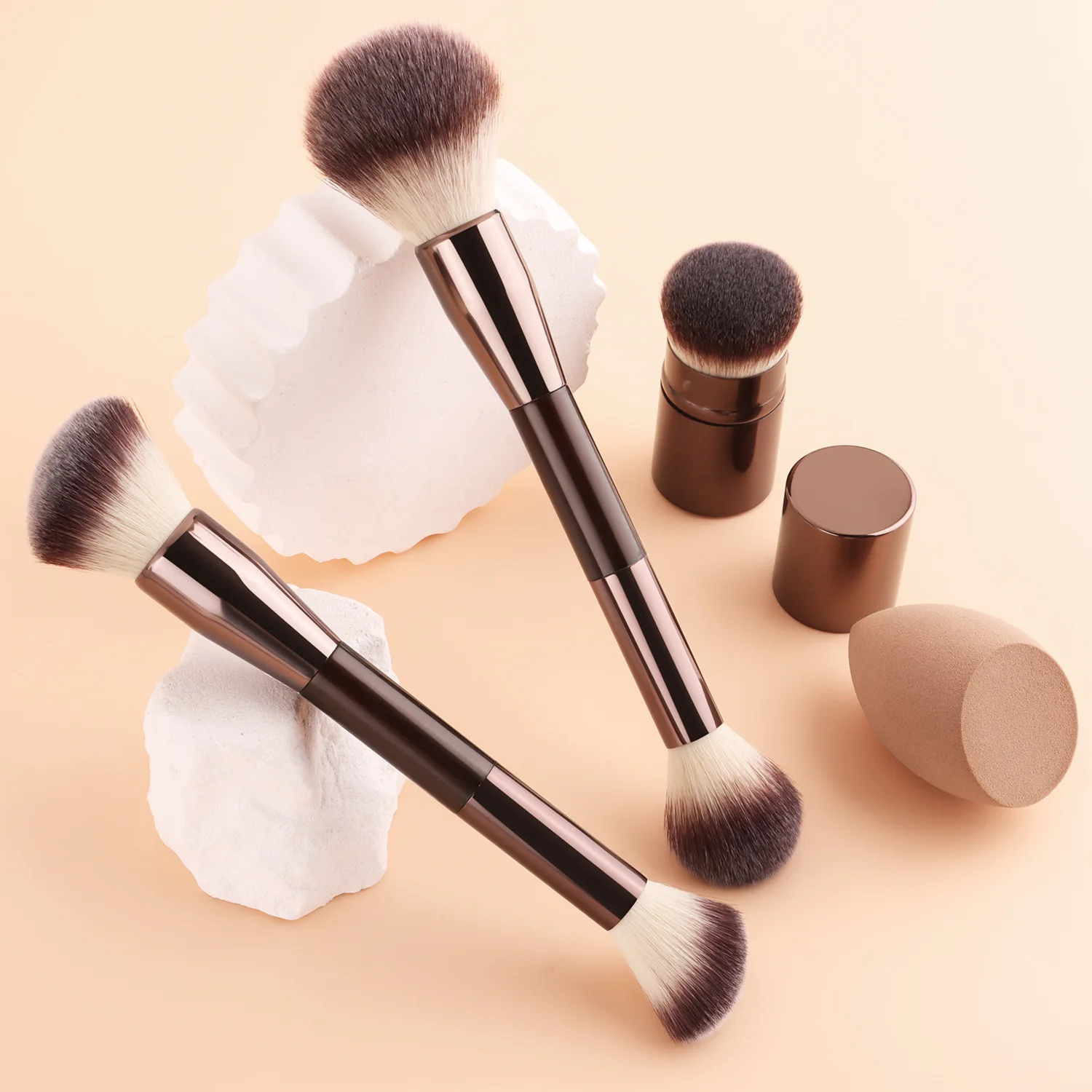4-teiliges Multifunktions-Make-up-Pinsel-Set mit großen und kleinen Kuppelpuderpinseln, abgewinkeltem Konturenpinsel, einziehbarem Rougepinsel & B Image