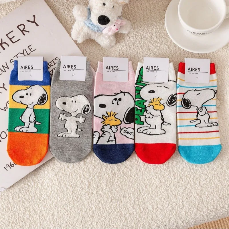 5 Paar Snoopy Socken, kawaii, süße Cartoon-Anime-Socken für Männer und Frauen, Hip-Hop-Street-Fashion, neuartige kurze Bootssocken, durchschnittliche Größe