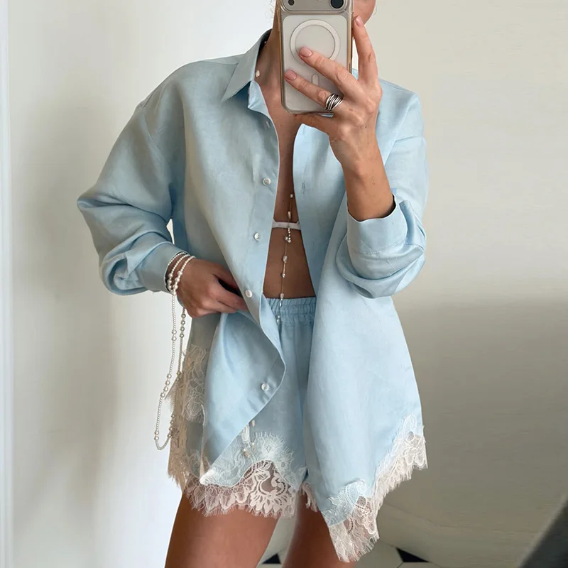 Completo da donna casual con pantaloncini in pizzo e patchwork, camicia a maniche lunghe con risvolto e bottoni, pantaloncini larghi, nuovo completo estivo da spiaggia 2026