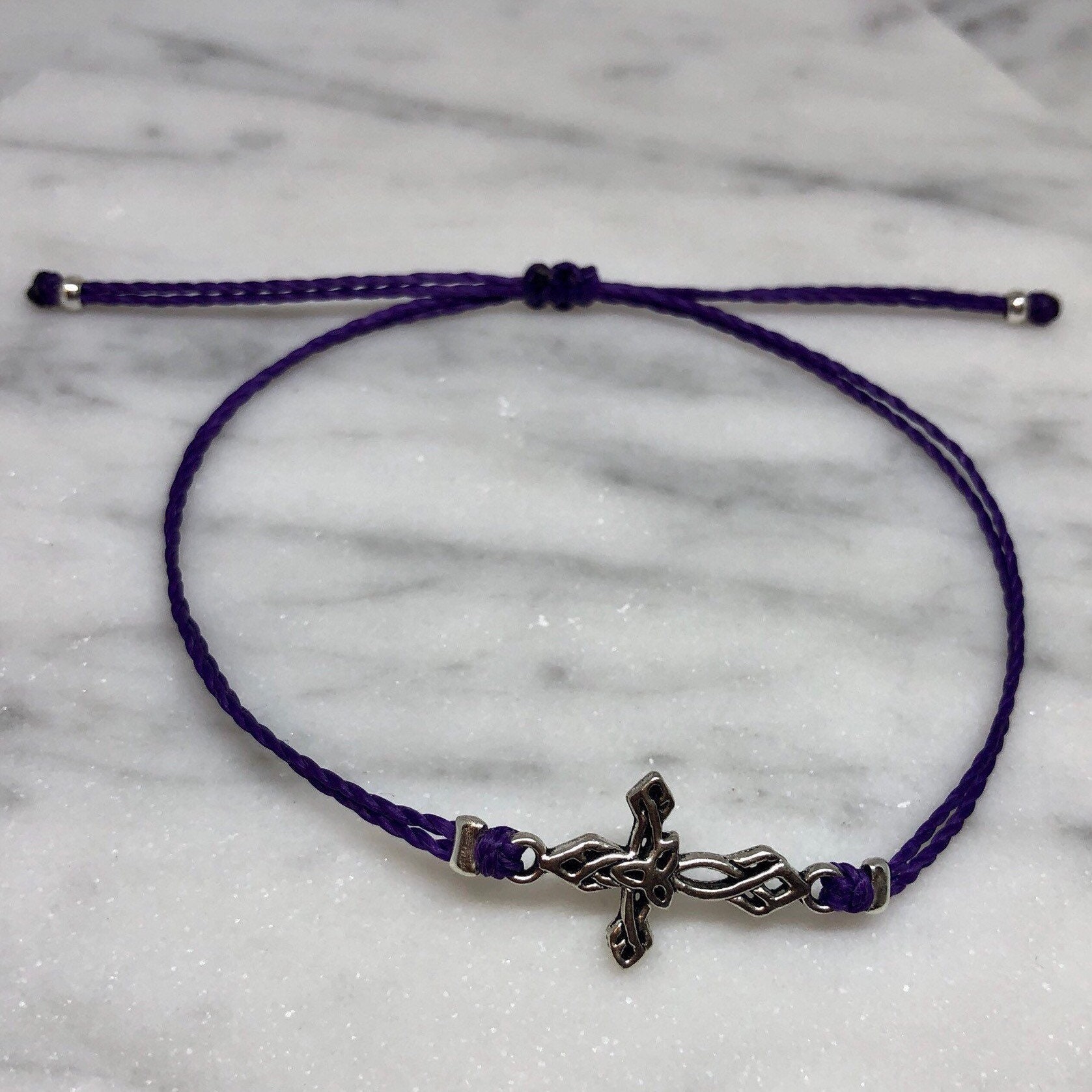 Bracciale con croce, bracciale con croce celtica, bracciale con cordino, bracciale regolabile, bracciale con ciondoli, bracciale semplice, bracciale p