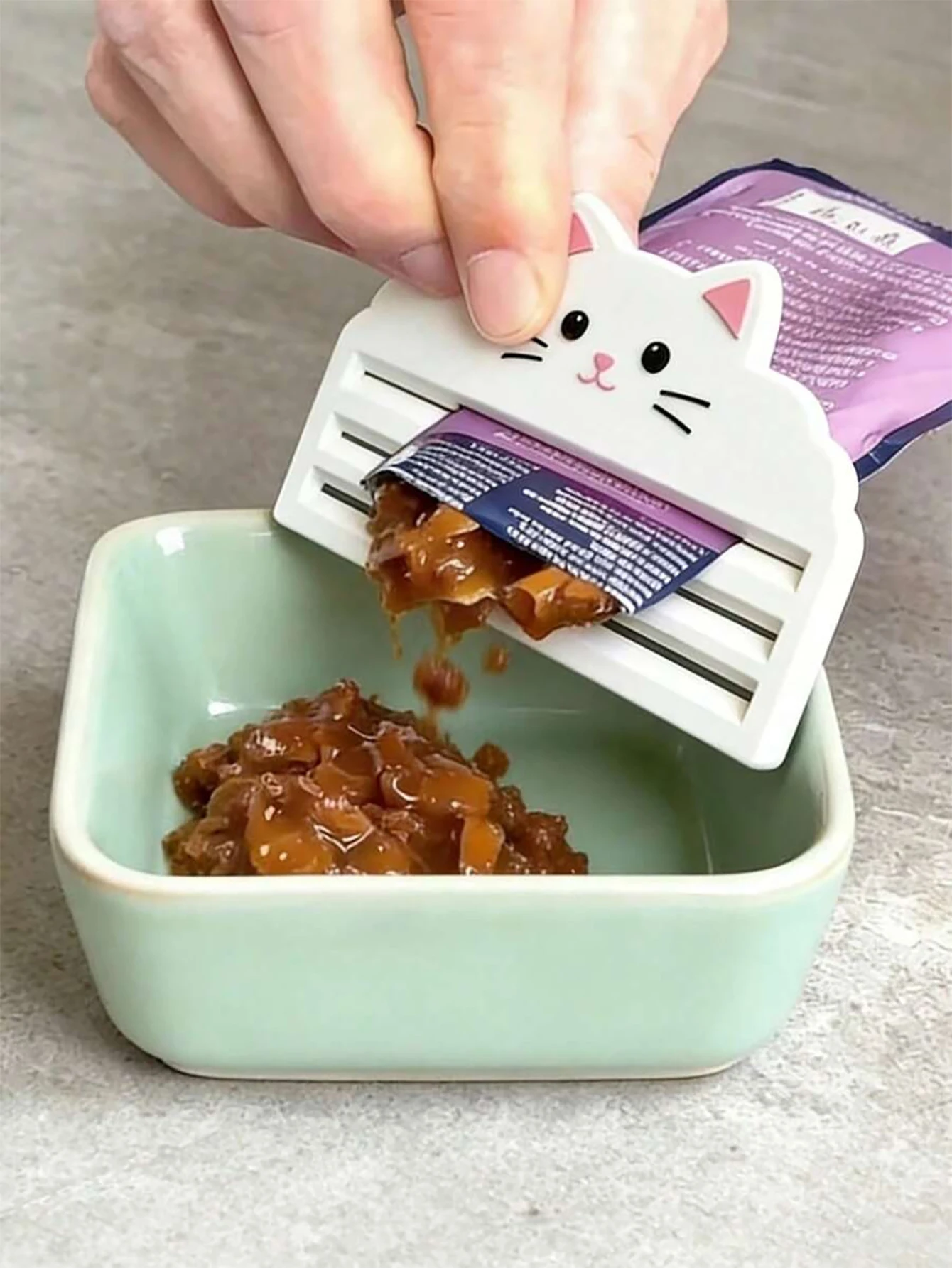 Presse-aliments pour chats, lot de 1, presse-aliments portable multifonctionnel pour chats, extrait efficacement les aliments pour chats du sac, maximisant l'utilisation des restes d'aliments pour