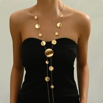 Elegante, sexy goldene runde Scheiben-Halskette mit langem Kettenband, modisches Accessoire für den Alltag und Partys. Image