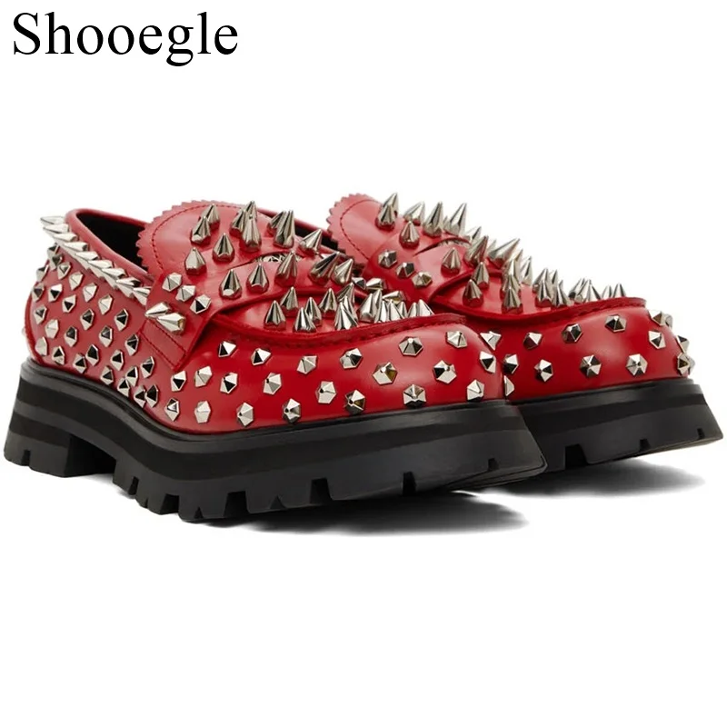 Neueste Mode Männer Handmade Studs Spike Schuhe Rot Müßiggänger Schuhe Runway Nieten Party Hochzeit Schuhe