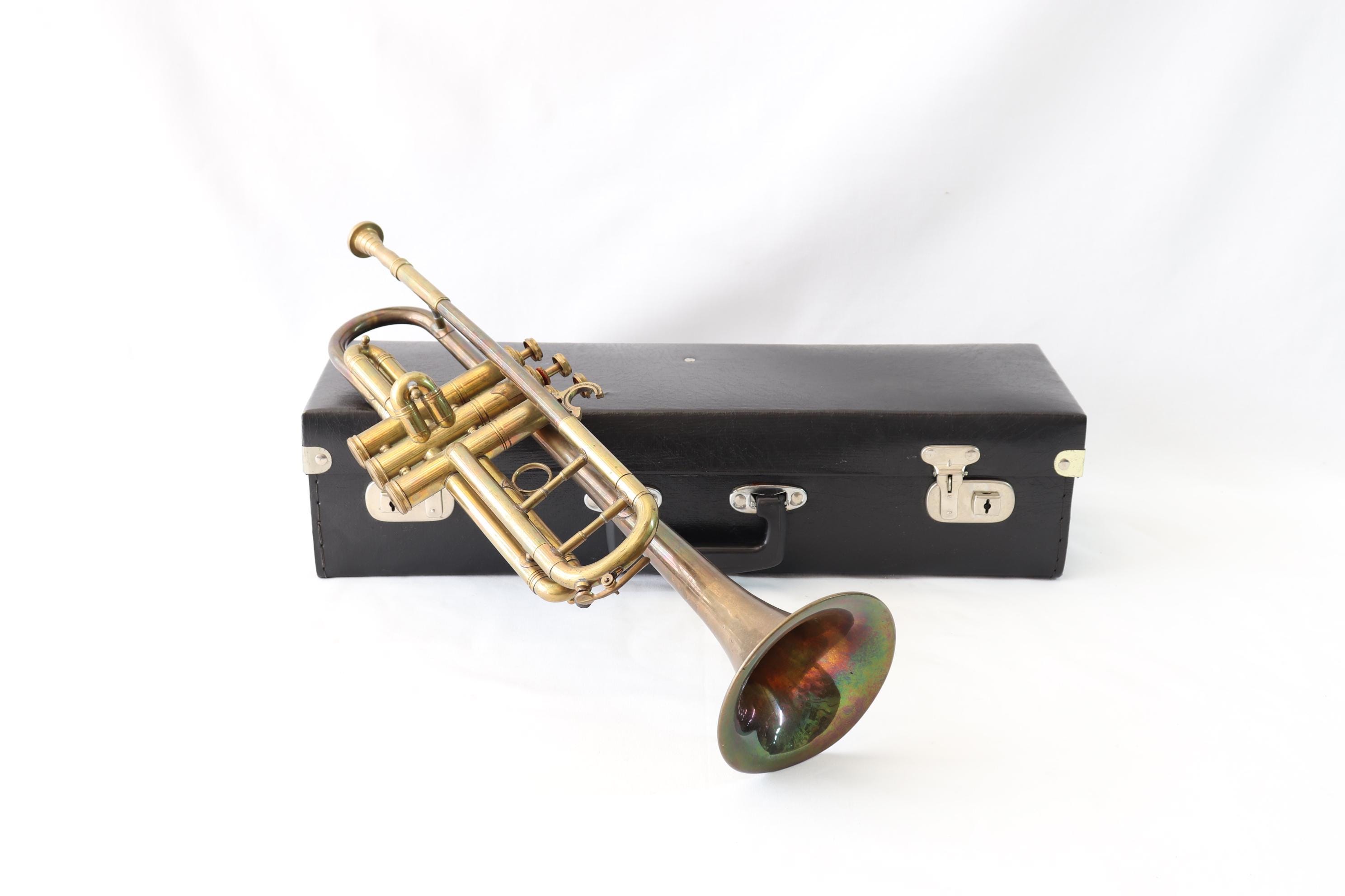 Tromba antica, tromba in ottone, tromba in ciliegio brillante, strumenti antichi, custodia per tromba, custodia in pelle nera, strumenti a fiato, rega
