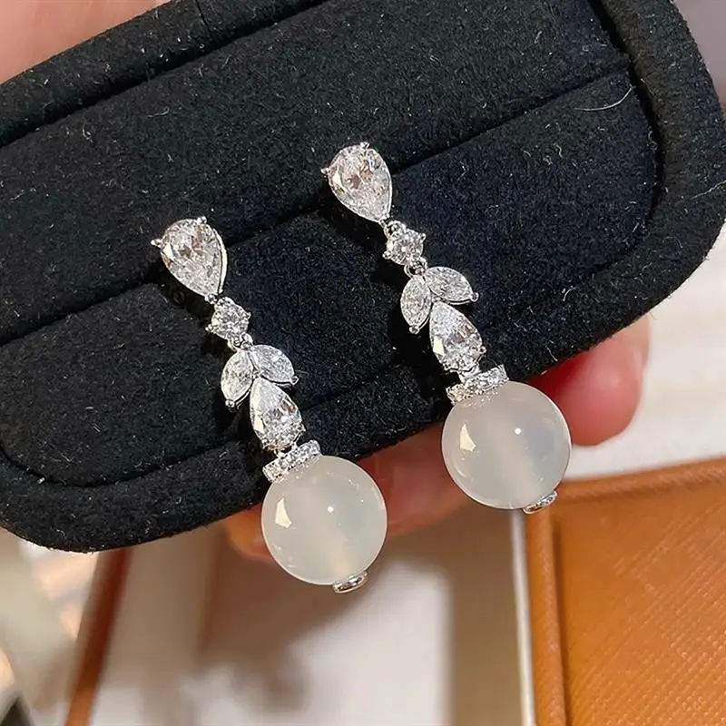 Huitan Damen-Ohrringe im schlichten Stil, eingelegt mit hellem CZ, modisch, ästhetisch, für Hochzeit, Verlobung, Accessoires, eleganter Schmuck, Geschenk Image