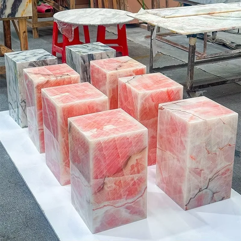 Moderner Luxus-Marmor-Beistelltisch Rosa Jade Couchtisch für Wohnzimmer Rosa Onyx Polierte Oberfläche Marmor-Sockel Blumenständer