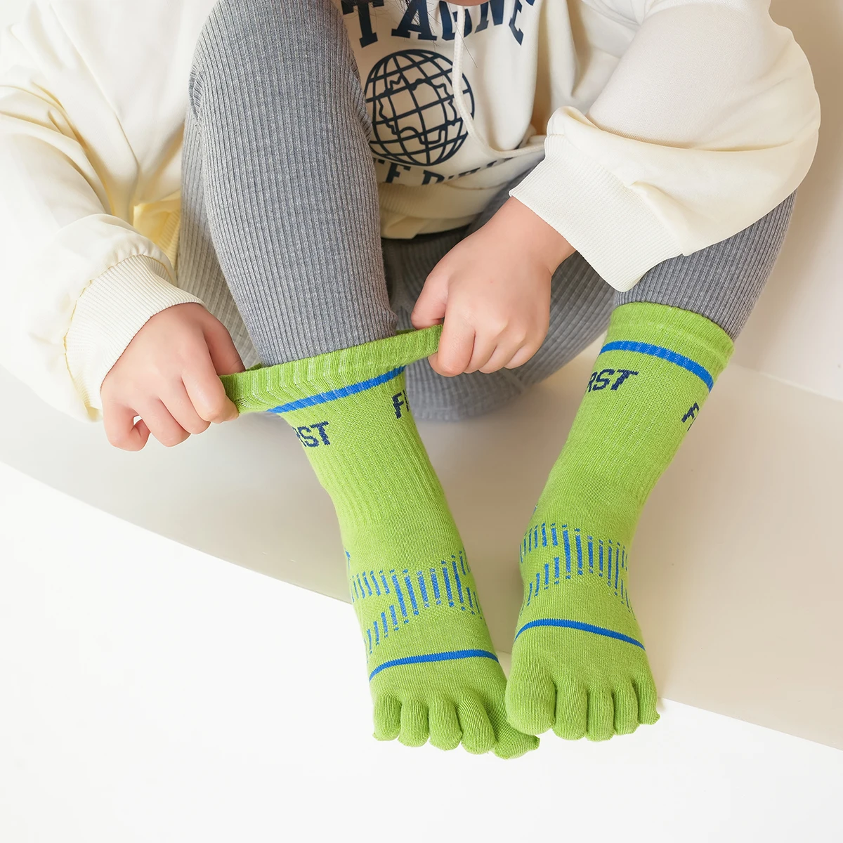 1 Paar vier Jahreszeiten neue Fünf-Finger-Socken für Kinder, atmungsaktive und schweißabsorbierende elastische Baumwoll-Mittelschlauchsocken mit süßem D Image