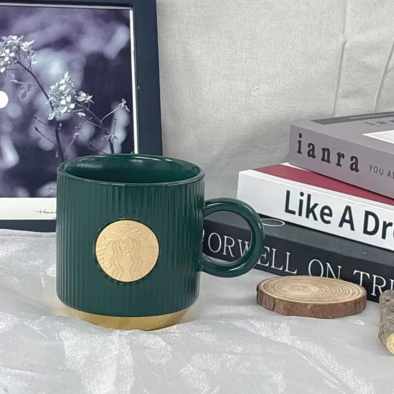 Starbucks 12 oz Premium Dunkelgrüne Vertikal Gestreifte Keramik-Kaffeetasse mit Metallischem Logo und Goldakzent-Basis Image