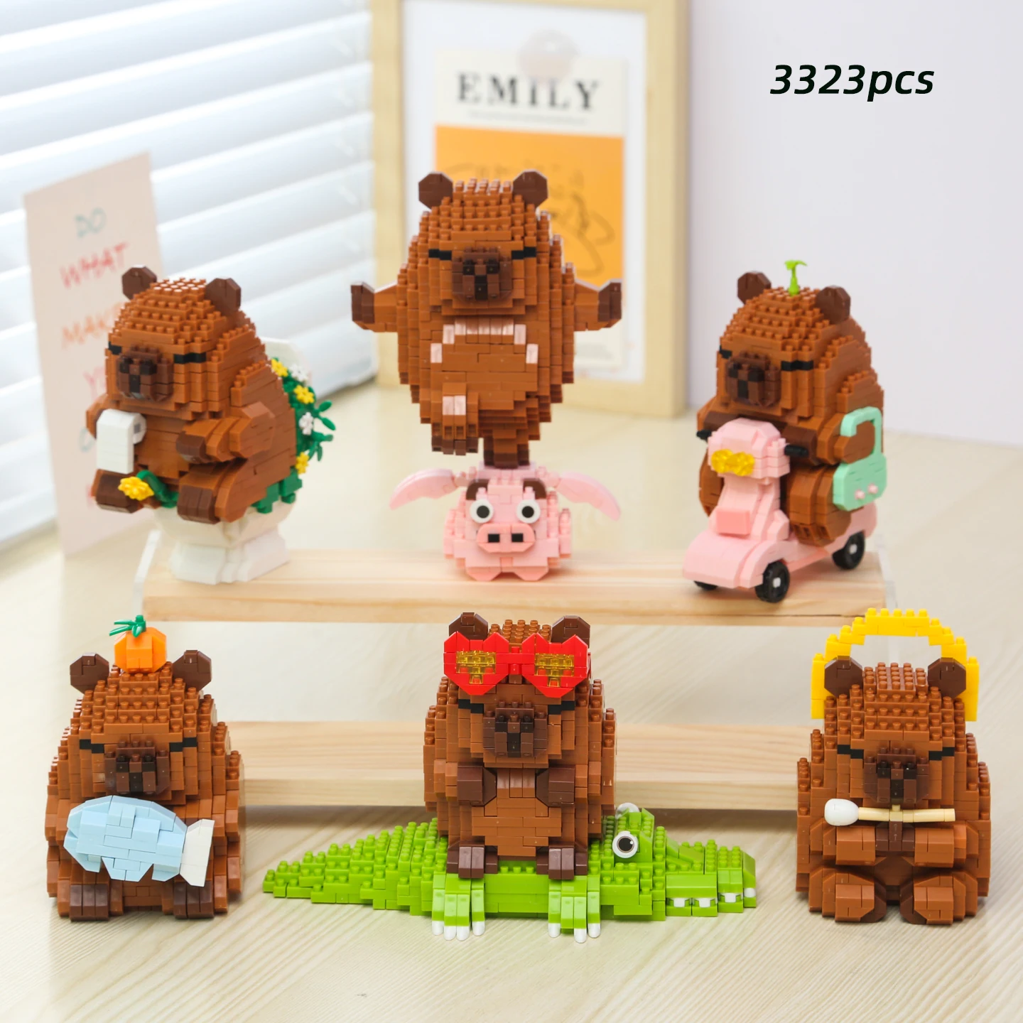 3323-teiliges Set mit niedlichen Capybara-Bausteinen, darunter Designs mit sitzenden, fahrradfahrenden, im Zen-Stil gestellten Posen, beim Angeln, beim Krokodil- und Flugschwein-Spiel, kreative Image