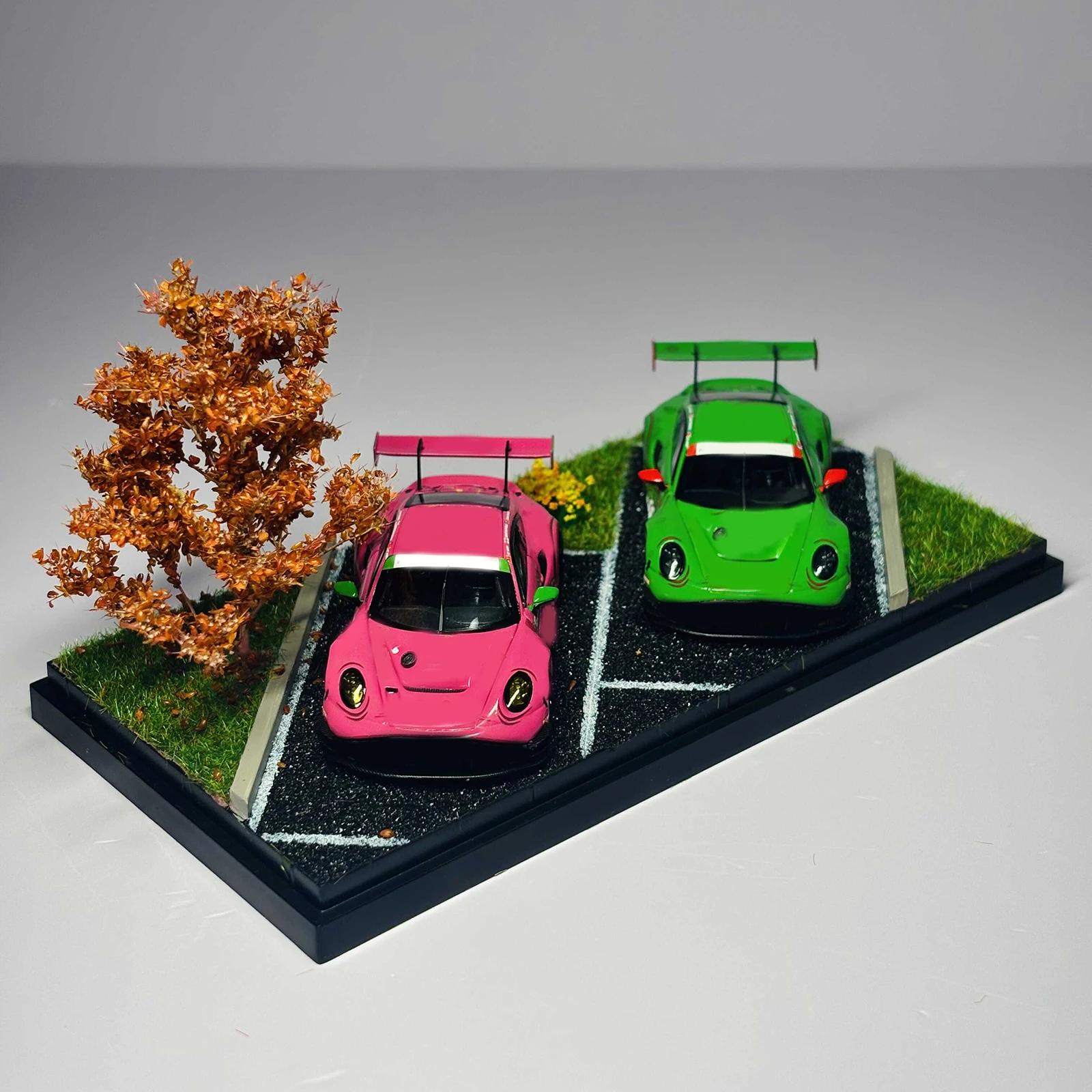 1/64 Maßstab Modell Auto Vitrine Schutzhülle Staubdicht DIY Parkplatz Szene Diorama Fahrzeug Garage für Legierung Auto Fahrzeug
