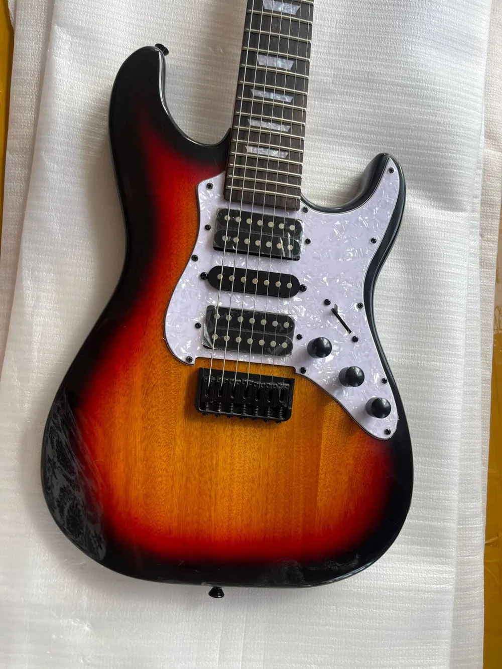 7-saitige E-Gitarre mit Ahornhals, schwarzer Hardware, weißem Schlagbrett, individueller Service Image