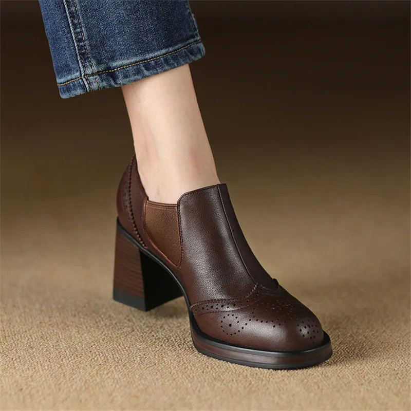 2024 neue Frühjahr Echtem Leder Frauen Schuhe Runde Kappe Frauen Pumpen Brogue Designs Schuhe für Frauen High Heel Loafers Damen Schuhe