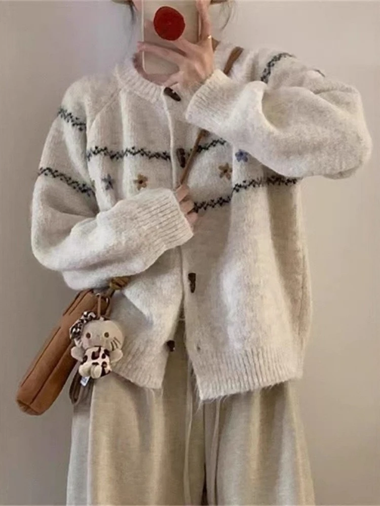 Neue Damen-Strickjacke mit Blumenstickerei, Süßer Vintage-Pullover mit Langen Ärmeln und Rundhalsausschnitt, Lässiger Oberteil mit Hornverschluss Image