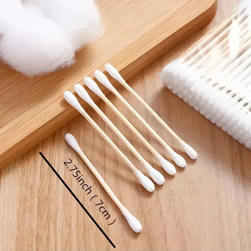 Einweg-Wattestäbchen mit doppeltem Rundkopf und weichem Holzstab für Make-up-Entfernung, Ohrenreinigung und Hygiene. Image