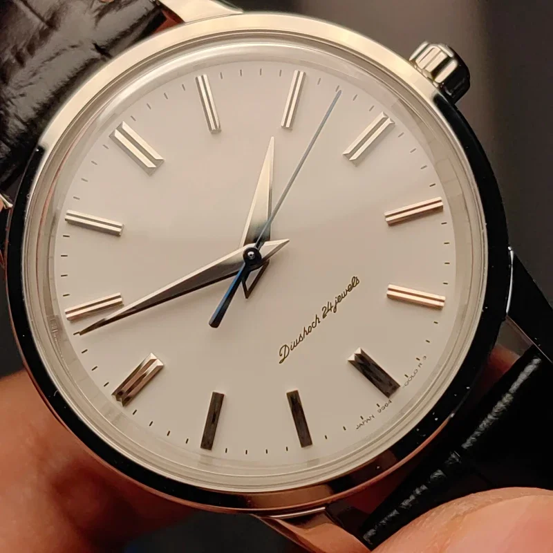Hochpolierte Japanische VH31 Quarz-Uhrwerk 38mm Ultra-dünne Goldene Löwen-Bubble-Spiegel Exquisite Herren-Armbanduhr Image