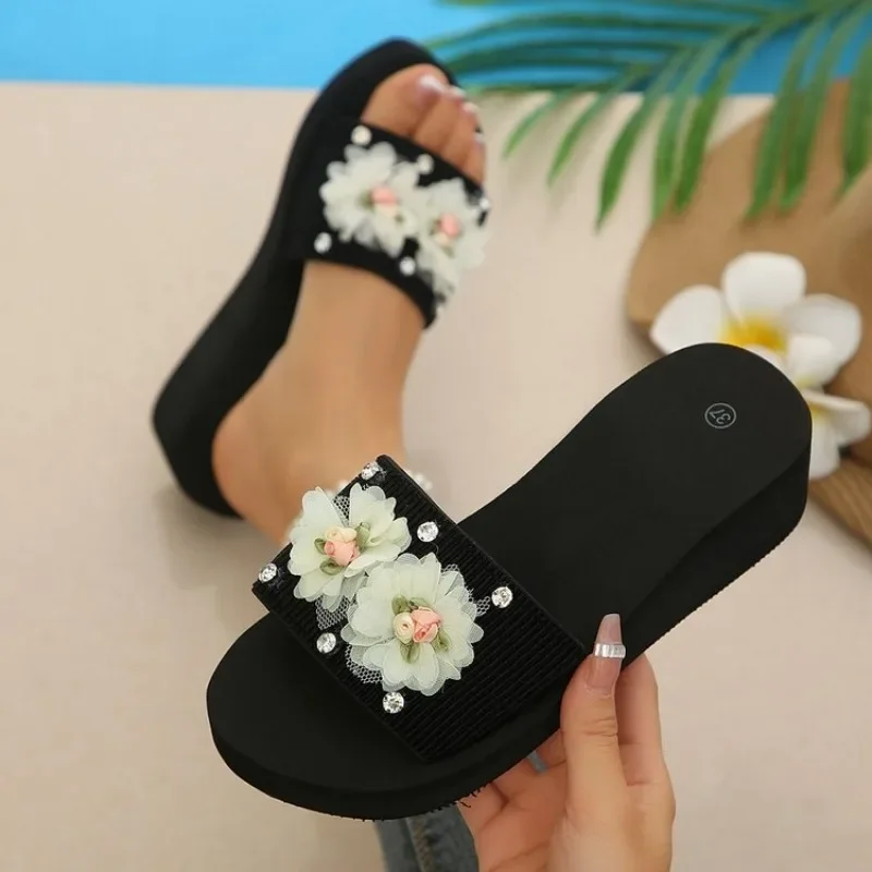 Modische Blumen-Keilabsatz-Hausschuhe für Damen, Sommer-Pantoffeln mit Dicker Sohle, Slip-On Schuhe, Strand-Freizeitschuhe für Damen