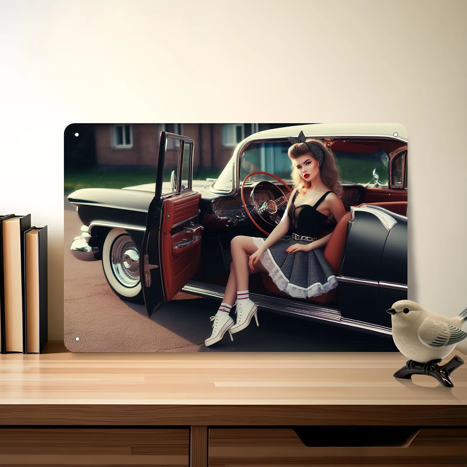 HD Metall-Wandkunst-Poster Retro Pin-Up-Girl sitzend im klassischen Vintage-Auto im amerikanischen Stil der 1950er Jahre, schwarzes Kleid, weiße High Heels, offene Schuhe