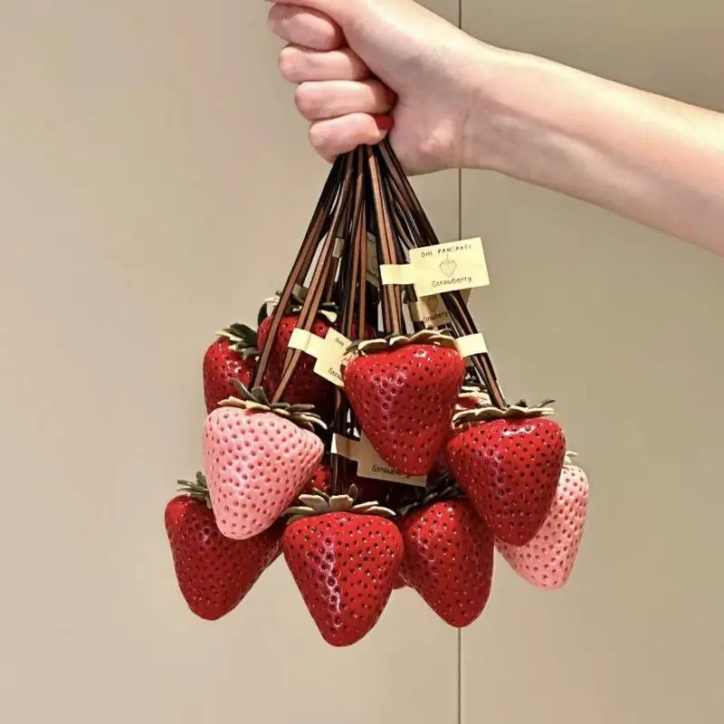 Erdbeer-Schlüsselanhänger Realistischer Autoschlüsselring Modischer Frucht-Taschenanhänger Einzigartiges Geschenk für Party und Alltagsaccessoires Image
