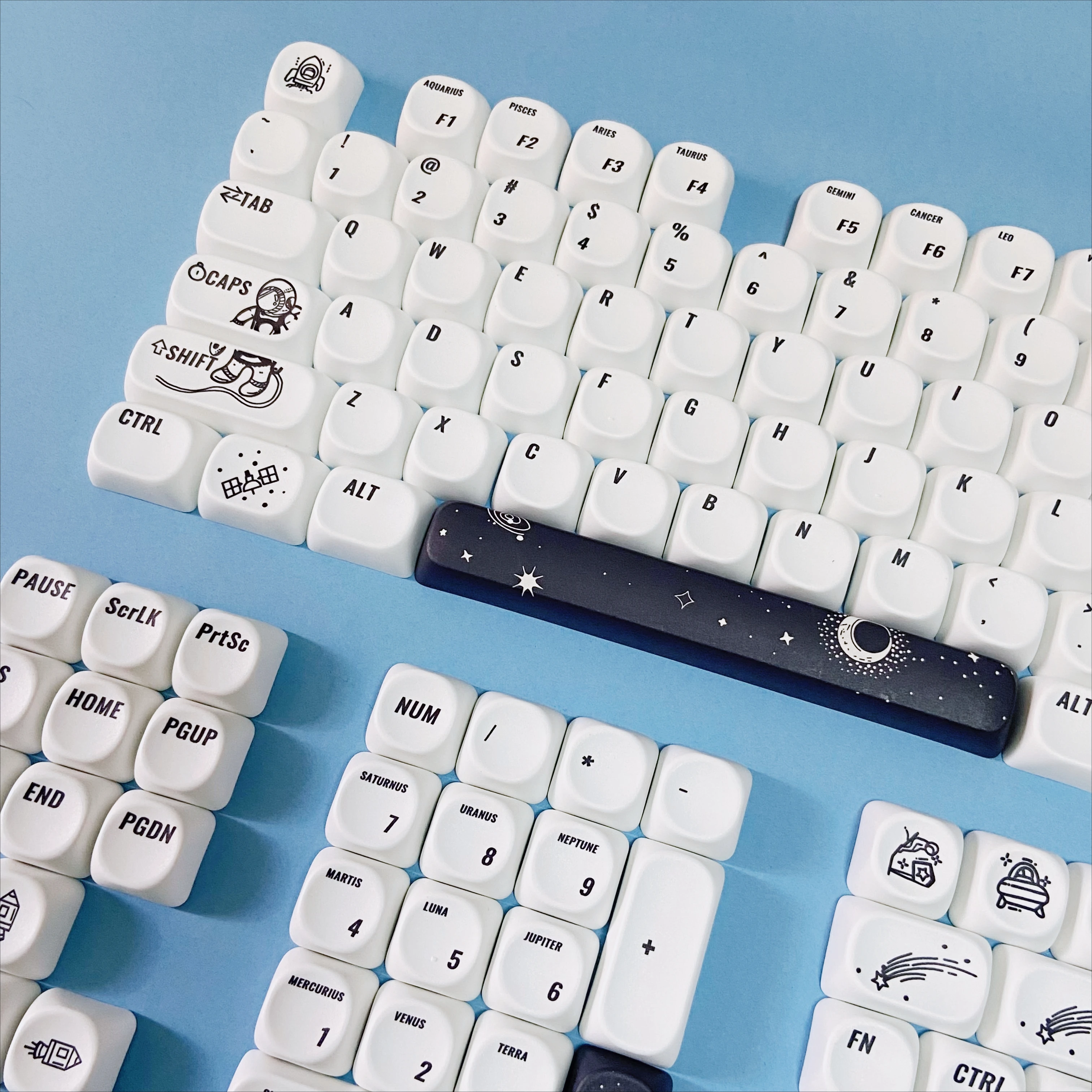 Niedliche MOA-Tastenkappen mit Astronauten-Thema, individuelle mechanische Tastatur-Tastenkappen für Gaming-Setup-Zubehör, 60 70 80 90 100 Layout Image