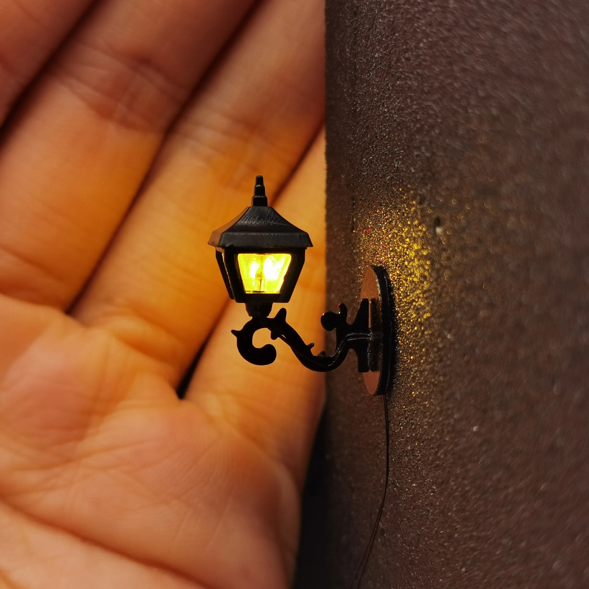 2 Pezzi Lampada da Parete LED 12V in Scala 1/100 1/150, Modello di Luce Stradale in Miniatura per Decorazione di Case delle Bambole, Giardini, Parchi e Modellini Ferroviari