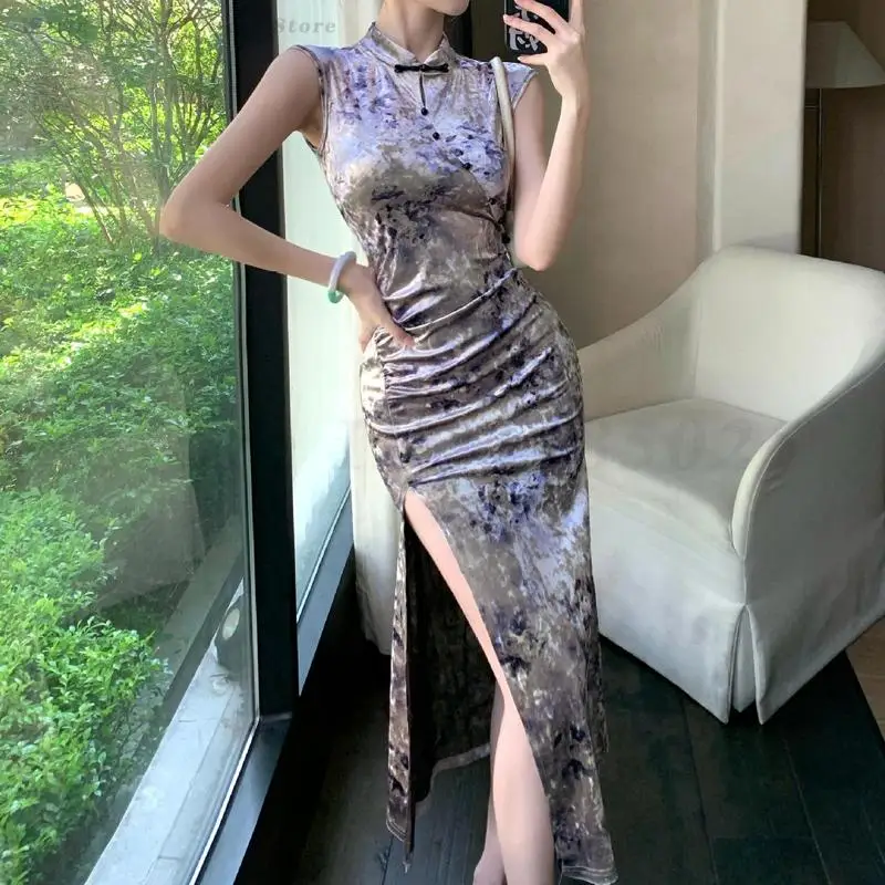 Neues ärmelloses, geschlitztes, langes Cheongsam-Kleid im Retro-Stil, bedrucktes Samt-Qipao im chinesischen Stil, modisches, schmal geschnittenes Kleid, traditionelles orientalisches Kleid Image