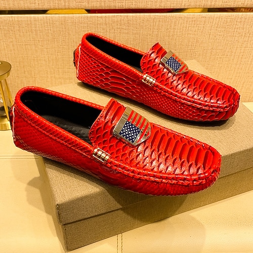 Rote Herren-Loafer mit Krokodilprägung – leichte Slipper für elegante Anlässe – modische Herrenschuhe für Partys, Bankette, Autofahren und gehobene Freizeitkleidung Image