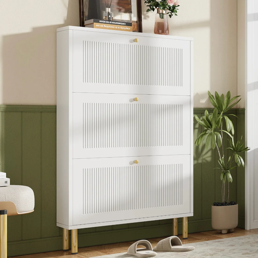 Schmaler weißer Schuhschrank mit 3 gerippten Falttüren, 6 Ablageflächen, modernes Design, Größe 73×23×125cm für den Eingangsbereich.