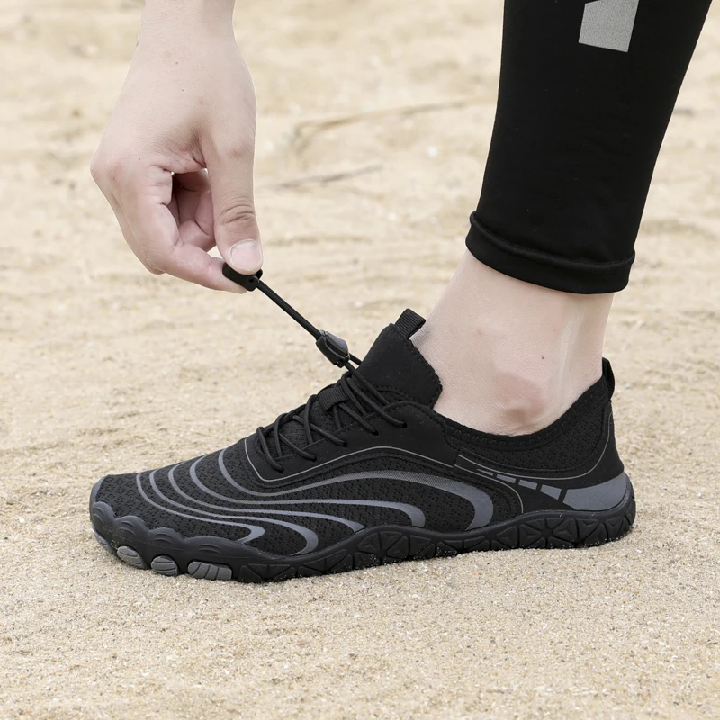 Schwarze Fünf-Finger-Barfuß-Wasserschuhe Schnelltrocknend Rutschfeste Aqua-Schuhe für Männer & Frauen Outdoor Strand Schwimmen Waten Wandern Surfen