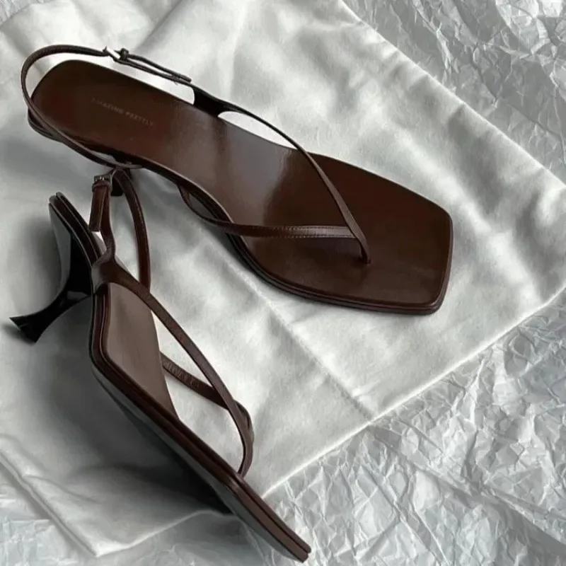 Retro Eckige Zehenpartie Clip-Toe Sandalen mit Kitten Heel und Rückenriemen in Braun, Schlichter Französischer Stil, Sexy Modische Damenschuhe für Sommer und Freizeit