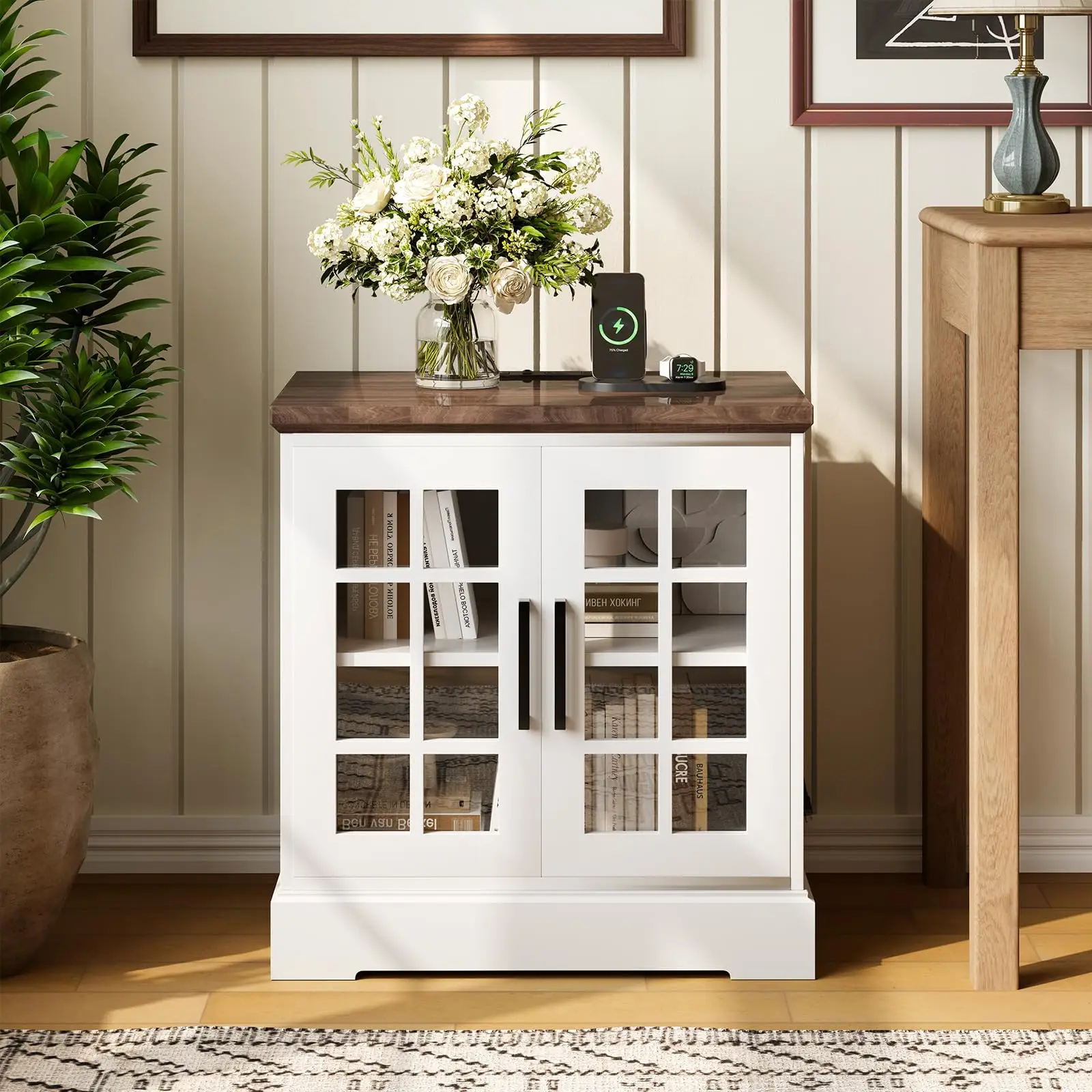 24-Zoll-Nachttisch im Vintage-Stil mit Ladestation, Nachttisch aus Holz mit Türen aus Sicherheitsglas und verstellbarem Einlegeboden für Schlaf- und Wohnzimmer