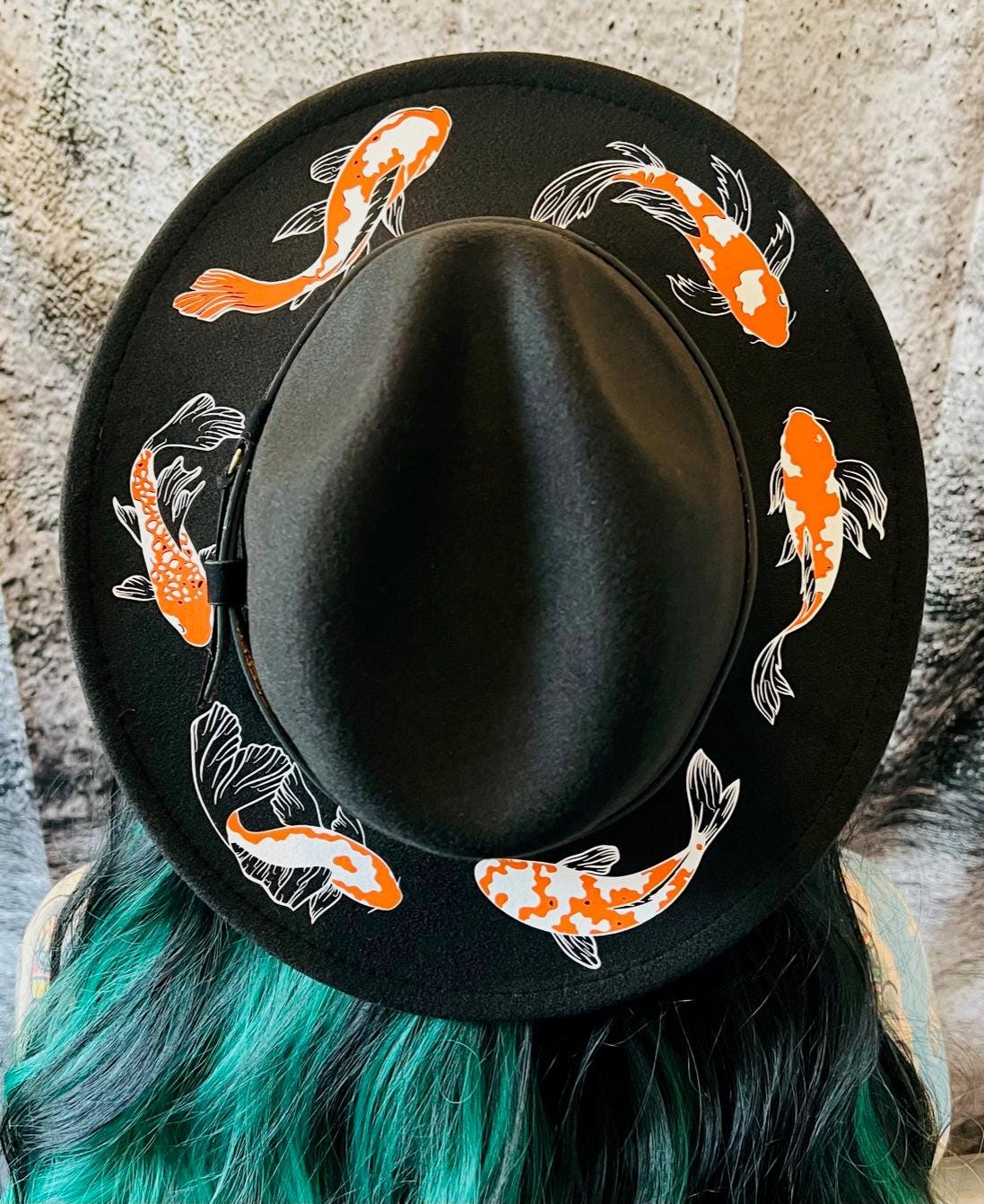 "Cappello a tesa larga in feltro vegano - cappello fedora da strega gotica - \"Koi Fish\""