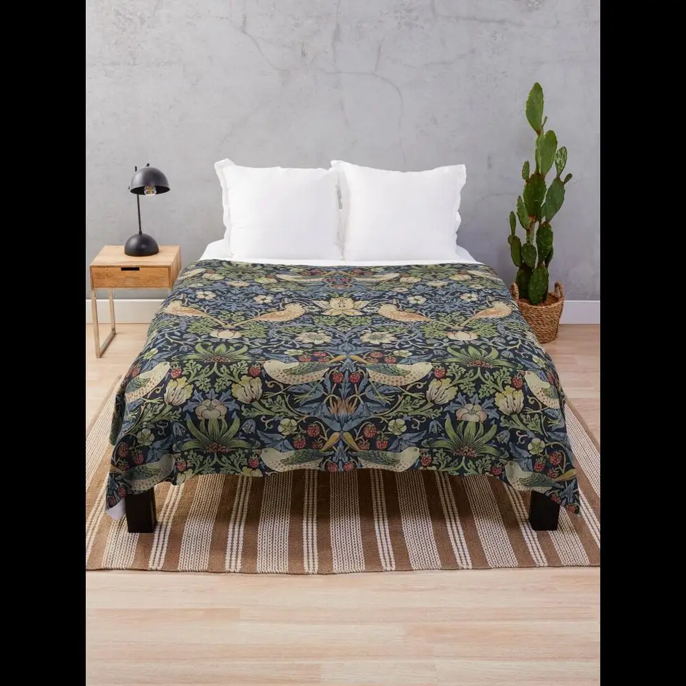 Überwurfdecke mit Erdbeerdiebsmuster von William Morris, hochwertiges Heimtextilien für gemütliche Wohnzimmerdekoration Image