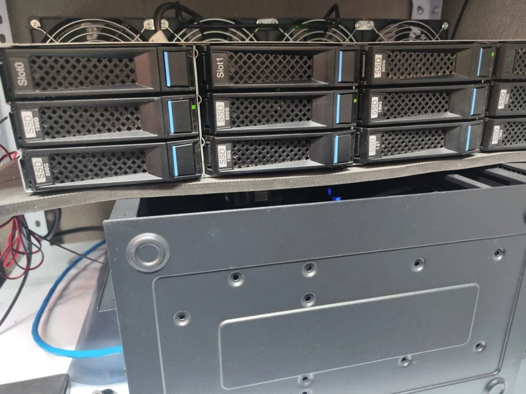 12/24 Bay 3,5 Zoll Hot-Swap Festplattengehäuse 12G SAS SATA Erweiterungsstauraum Image