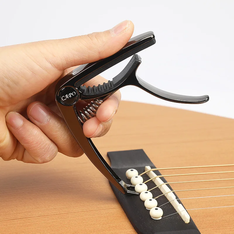 1 Stück Hochwertiger Metall-Gitarren-Capo mit Verstellclip für Akustik- und E-Gitarren, Bass, Ukulele mit Plektrumhalter Image