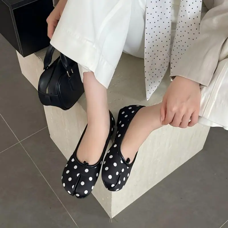 2026 Neue Damen Polka Dot Vintage Split-Toe Slip-On Flache Schuhe Japanischer Stil Casual Loafers Schwarz Beige Große Größen 35-42