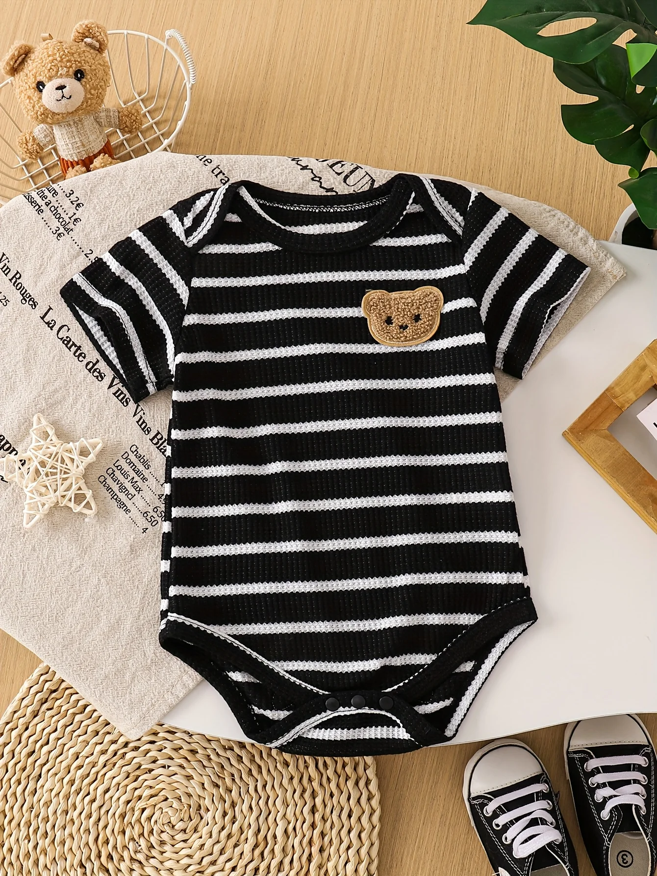 Einteiliger gestreifter Baby-Jungen-Strampler aus Polyester-Spandex-Strick mit lustigem Cartoon-Bären-Patch-Muster, schwarz-weißen Streifen, für den lässigen Frühlings- und Sommerstil Image