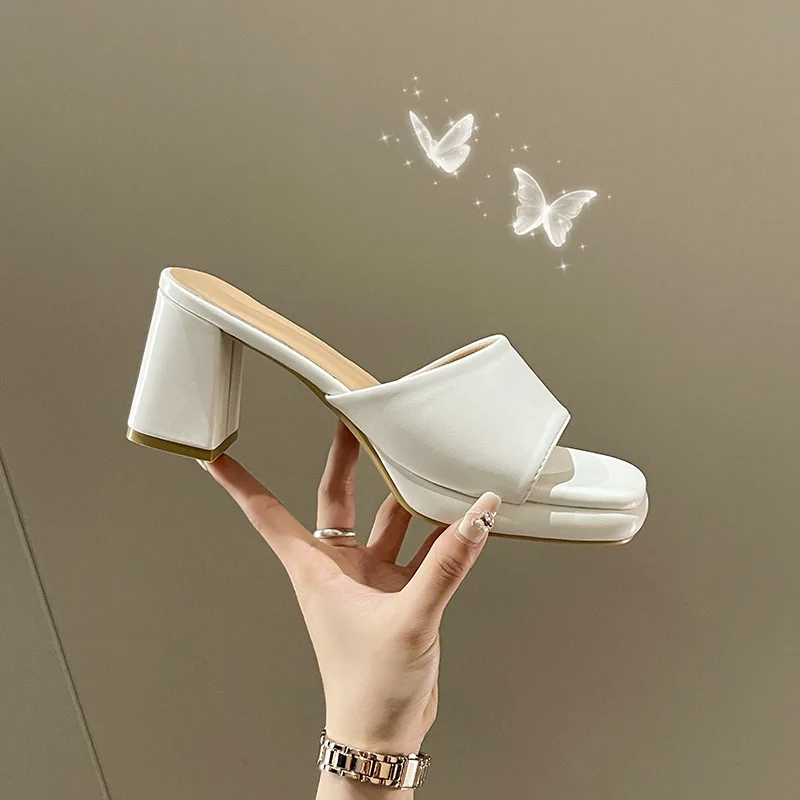 Damenschuhe 2025, neue Sommer-Stil, solide Peep-Toe-Hausschuhe, quadratischer Absatz, modische Damen-High-Heels, quadratische Zehensandalen, große Größe 45, 46