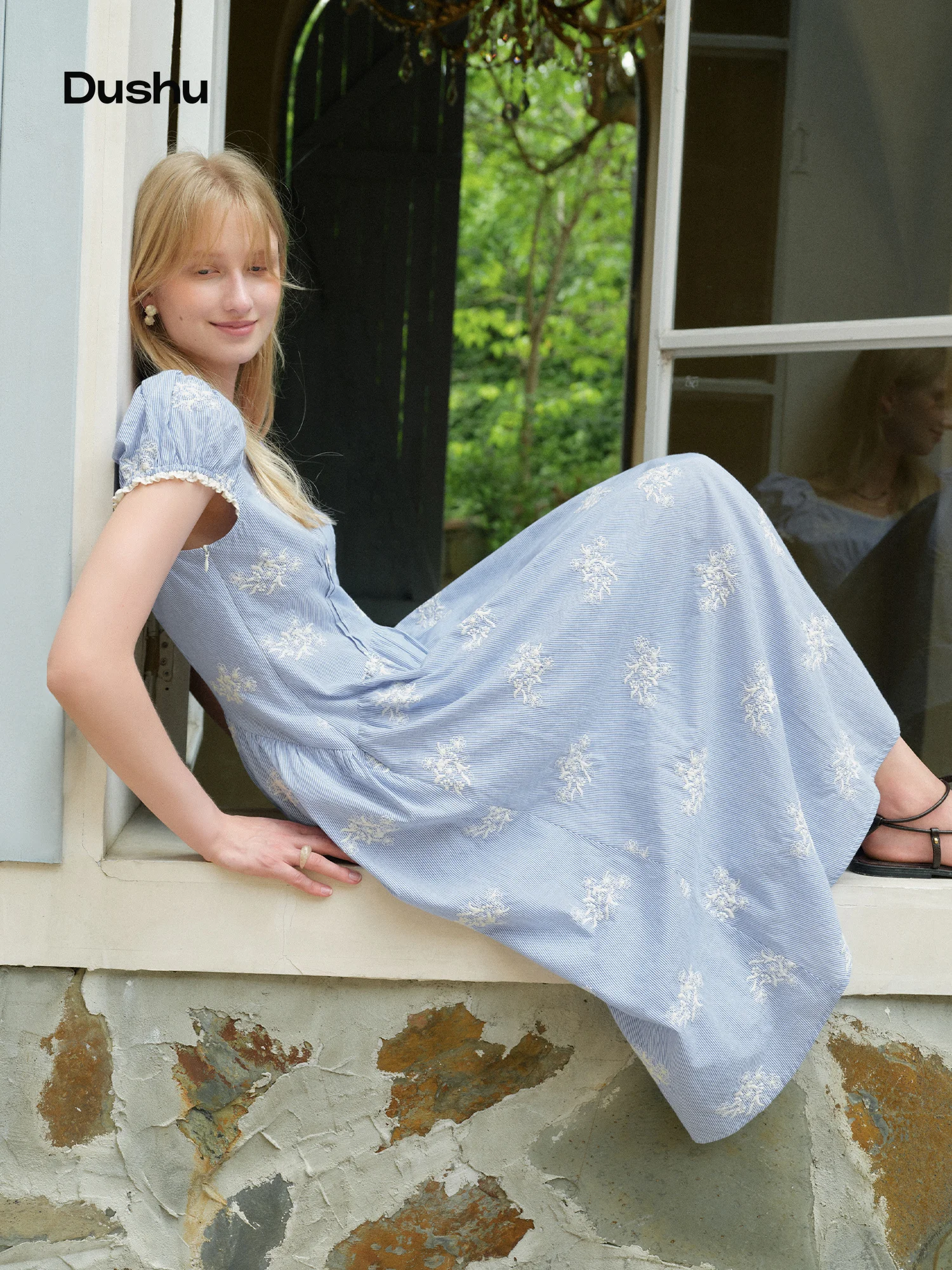 DUSHU Damen Sommer 2026 Neu Blau-Weiß Gestreiftes Besticktes Französisches V-Ausschnitt-Kleid mit Zierdetails Schmal Geschnittenes A-Linien-Kleid in Verschiedenen Größen
