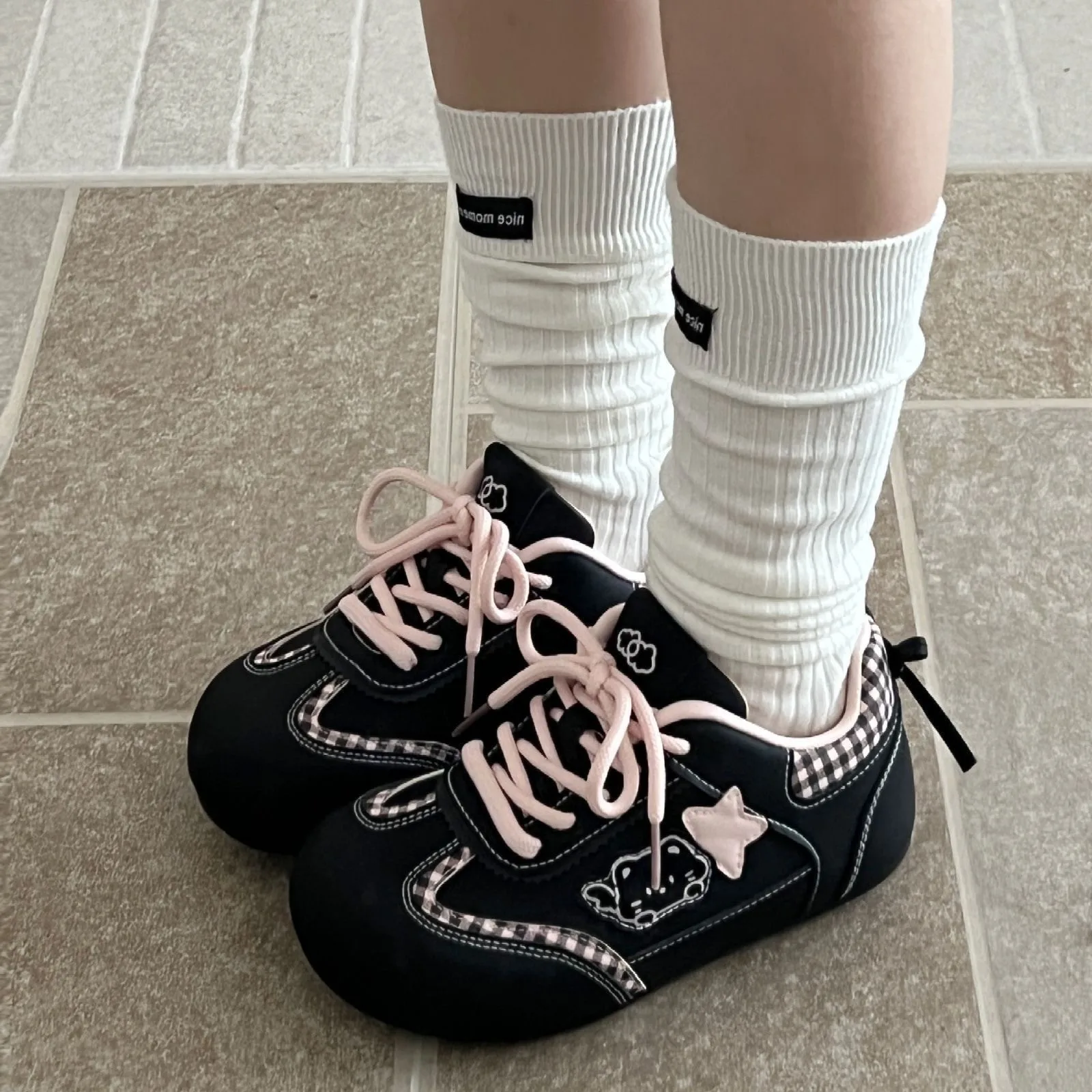 Frühling und Herbst Elegante Schnürung Runde Zehen Sexy Sport- und Freizeitschuhe Modische meistverkaufte neue bequeme Damenschuhe