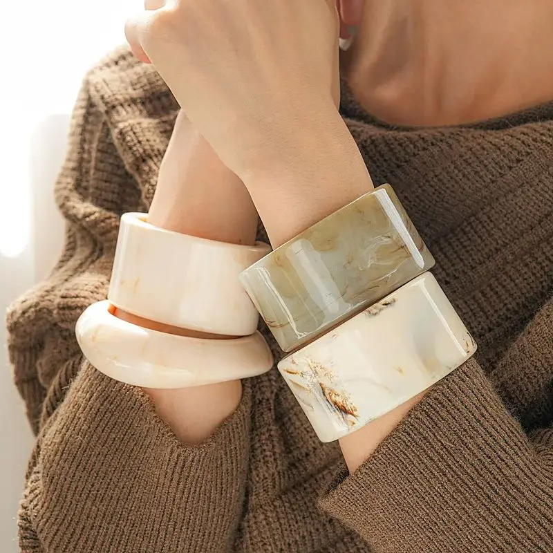 DIEZI Übertreibung Bohemian Geometrische Beige Acryl Harz Armreifen Mode Hip Hop Breite Armreifen Armbänder Für Frauen Männer Schmuck