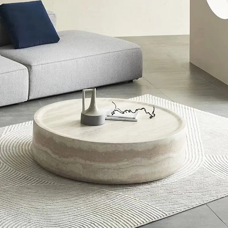 Minimalistischer runder Travertin-Couchtisch, niedriges Naturstein-Design für zeitgenössische und Wabi-Sabi-Wohnästhetik, Wohnmöbel