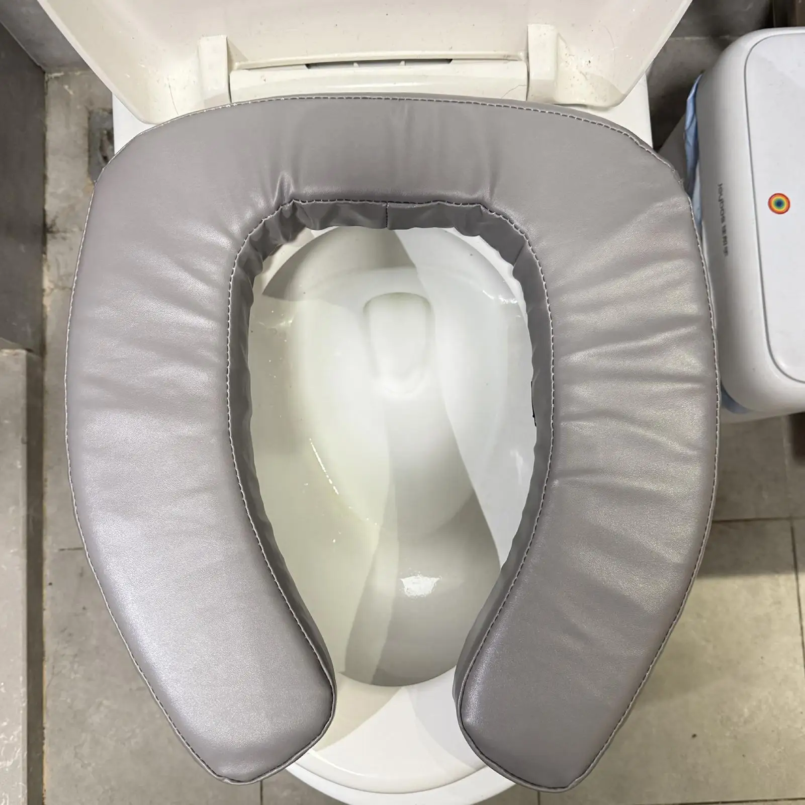 Toilettensitz-Erhöhung, tragbarer, gepolsterter Sitz, Toilettenlift-Hilfe, verbessert die Sitzposition, Höhe für ältere Menschen, Behinderte, Schwangere Image