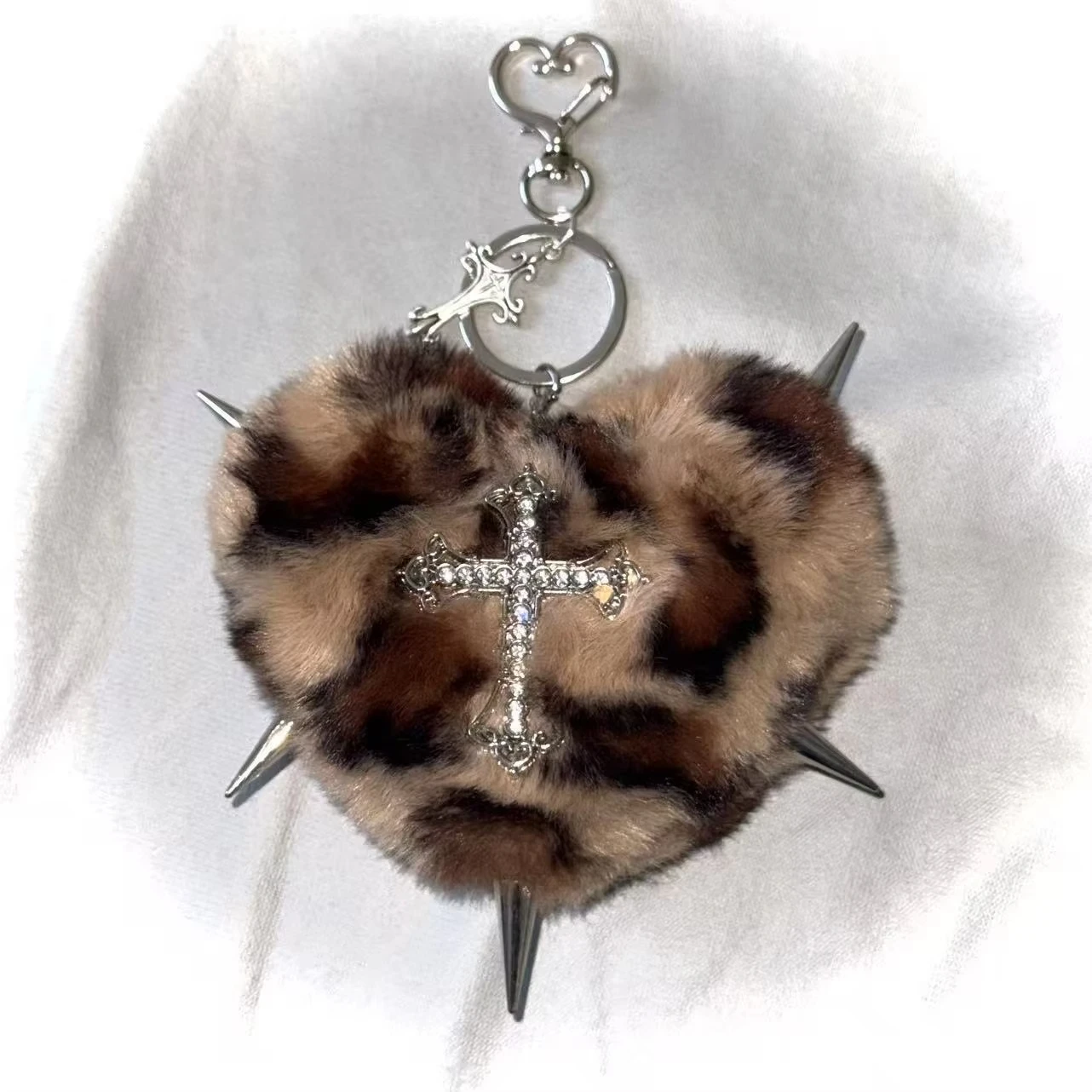 # Y2K Schmuck Schwarz-Weiß Leopard Kreuz Herz Schlüsselanhänger Taschenanhänger Punk Grunge Rock 90er Ästhetik Goth Schlüsselanhänger Accessoires
