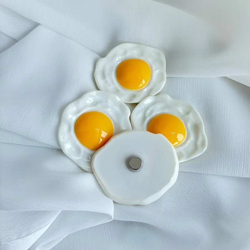 Eierförmiger Kühlschrankmagnet – Ovale Küchendekoration aus Kunststoff mit goldenen Akzenten, perfekt für Feiertage wie Ostern Image