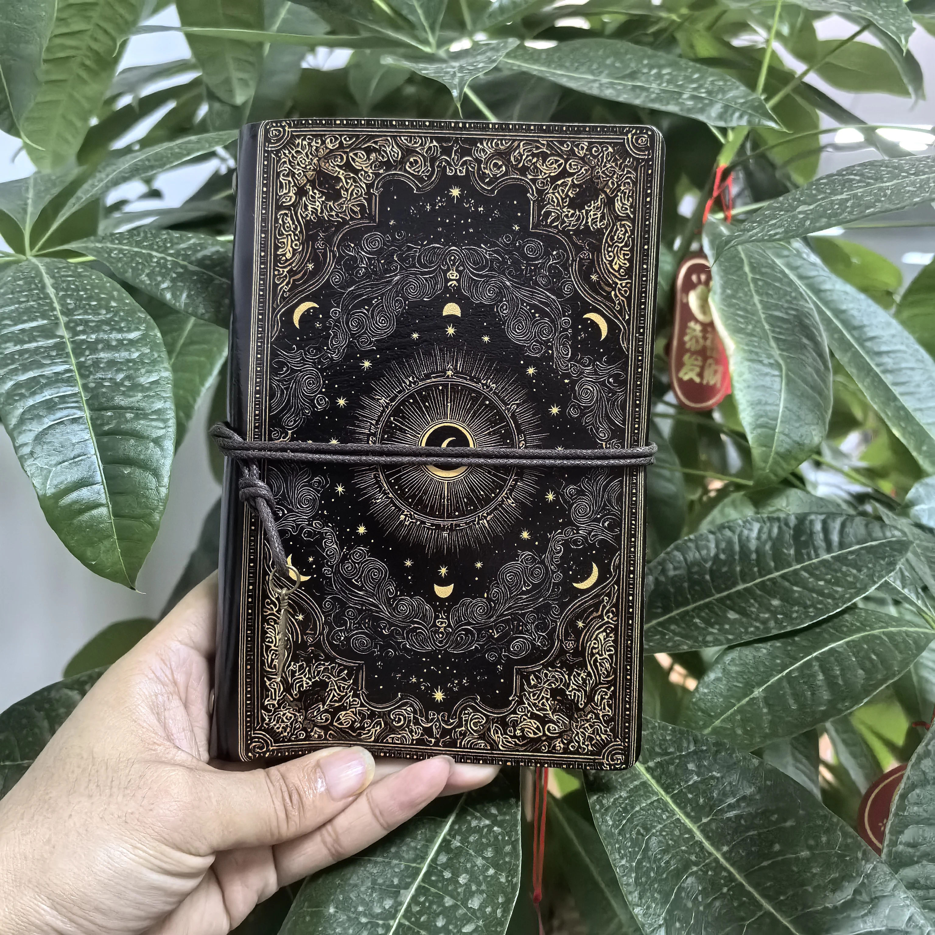 Gotisches Himmlisches Sonne-Mond-Tagebuch Hexerei-Grimoire-Druck PU-Leder Elastisches Band Nachfüllbares Reisetagebuch mit Verschluss Image