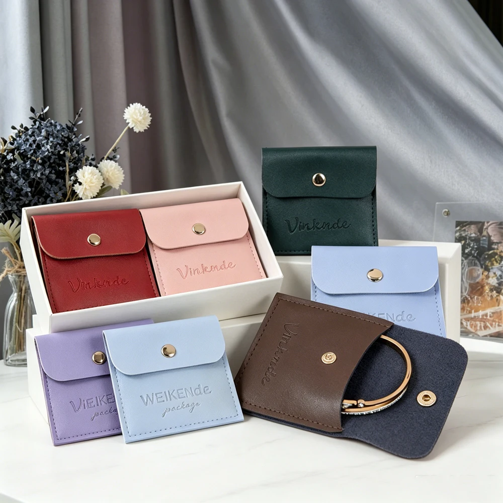 50/100 Stück Benutzerdefiniertes Logo 6x6cm 8x8cm PU-Leder Schmuckverpackungsbeutel Goldene Druckknopfbeutel für Ringe, Ohrringe, Halsketten, Hochzeitsgeschenke
