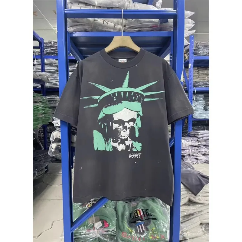 Kurzärmliges, vielseitiges Sport-T-Shirt aus Baumwolle für Herren und Damen in Übergröße, neues Retro-Design mit SAINT Free-Skelett-Print. Image