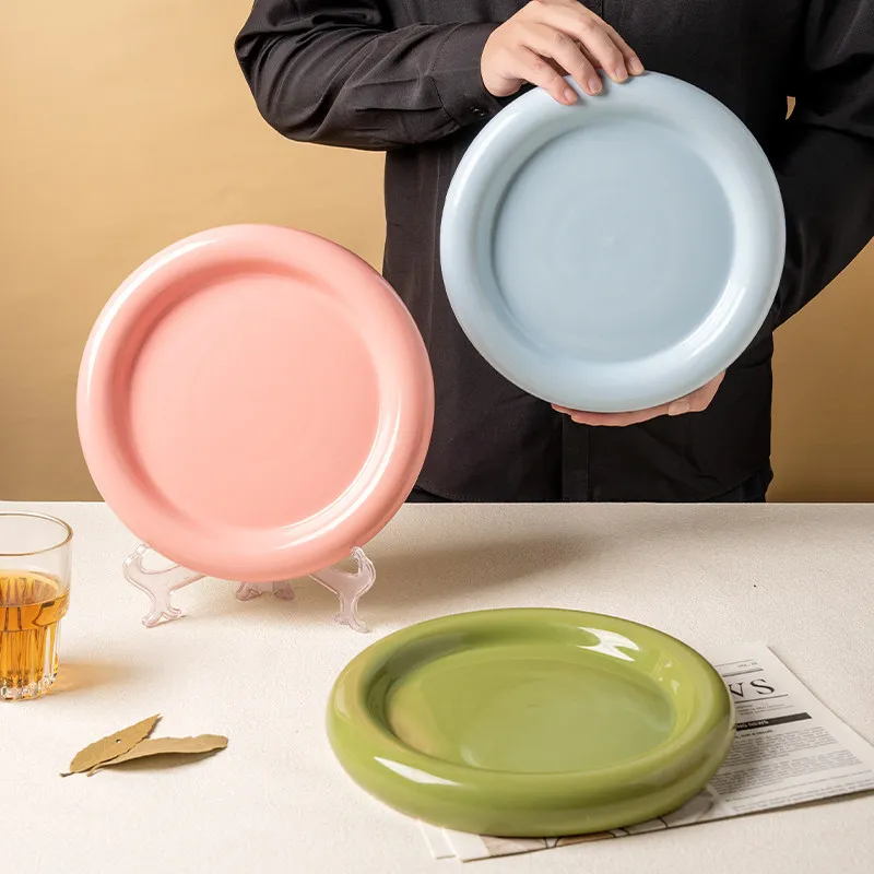 Cremefarbener Keramik-Rundteller mit Dickem Rand, Haushaltsteller, Restaurant-Hauptspeisen-Teller, Dekorative Servierplatte, Party-Dekoration Image